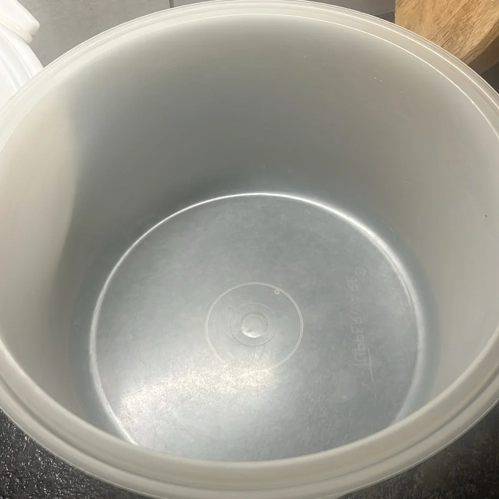CAKE CARRIER VINTAGE TUPPERWARE with handle. 10 inch base. Lid is 6 inches tall.